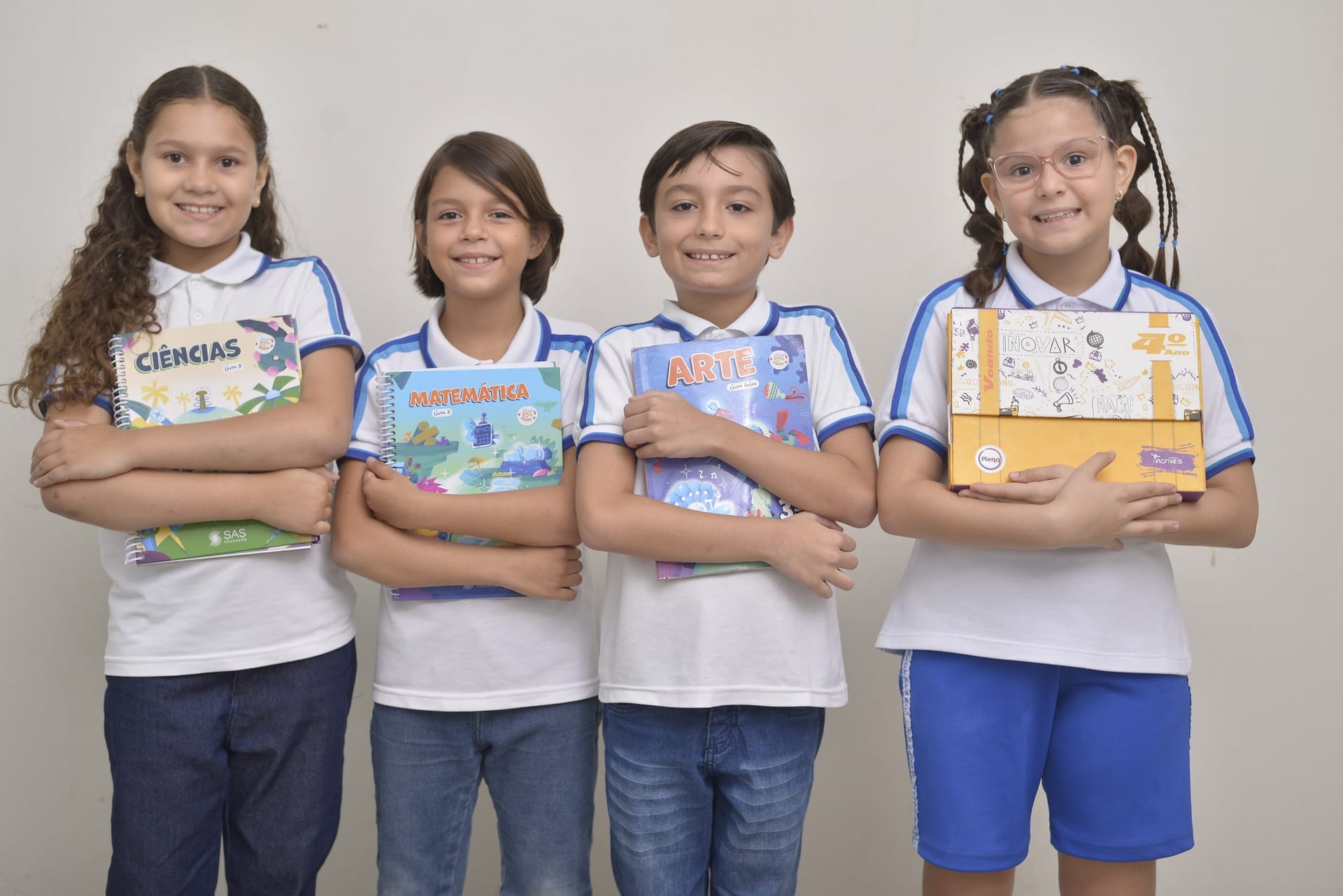Alunos dos Anos Iniciais com os livros dos componentes curriculares