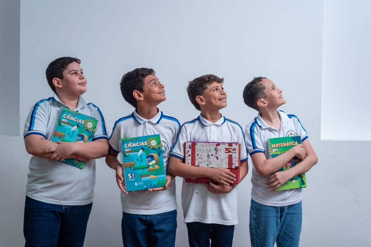 Alunos dos Anos Iniciais com os livros dos componentes curriculares