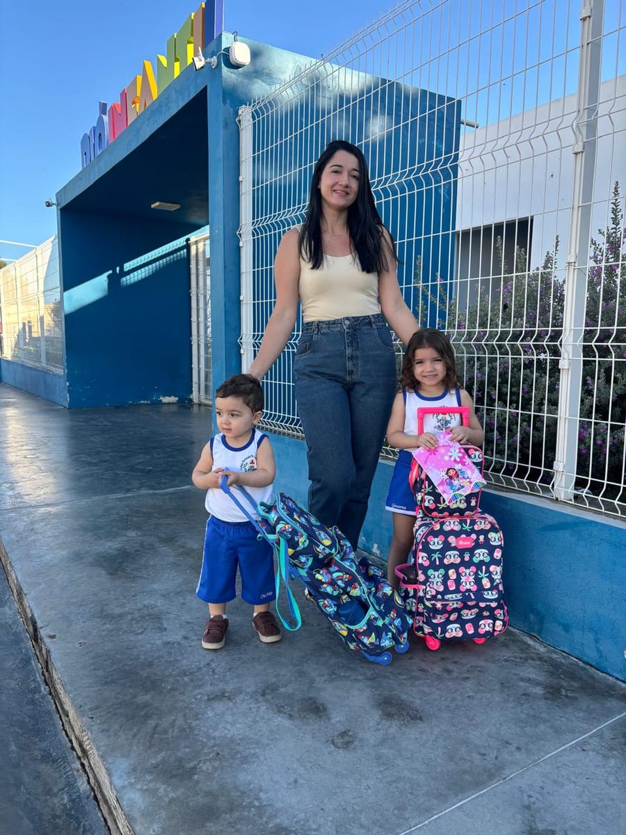 Giuliana Peixoto com os filhos Giovanna e Otávio na entrada do Dió Infantil