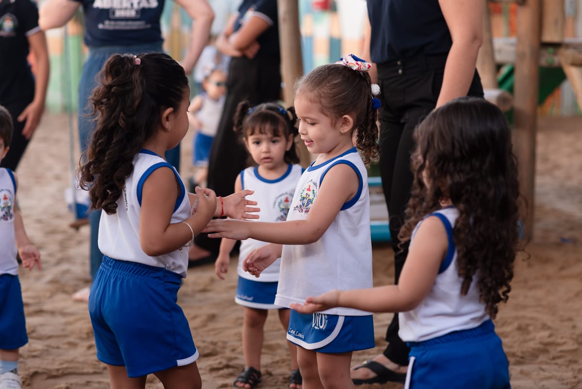 Crianças da Educação Infantil brincando juntas no parque